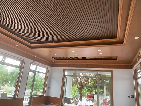 Trần nhựa vân gỗ, thi công nhanh chóng, độ bền cao