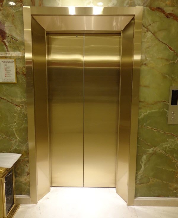 Tấm inox vàng trang trí thang máy