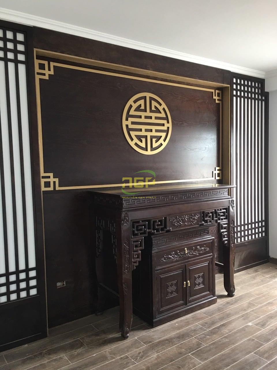 Tấm ốp giả gỗ trang trí bàn thờ