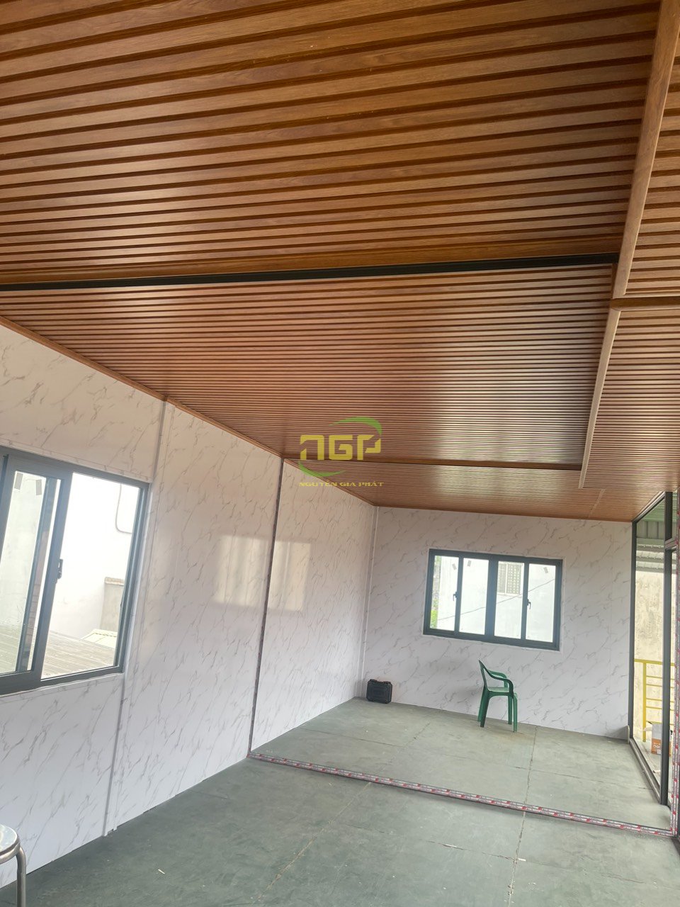 Trần nhựa vân gỗ, thi công nhanh chóng, độ bền cao