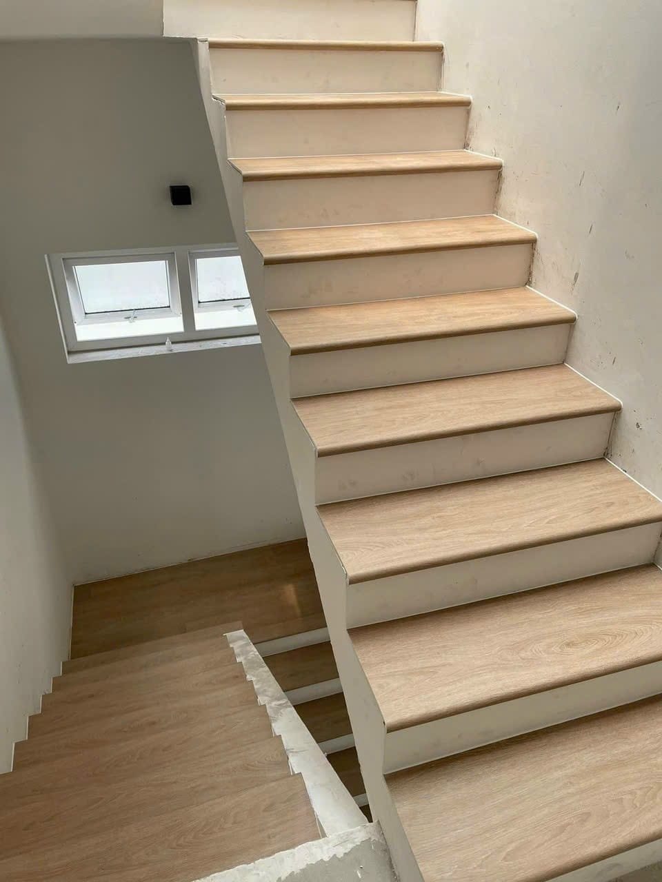 Cầu Thang Nhựa Giả Gỗ Giá Rẻ