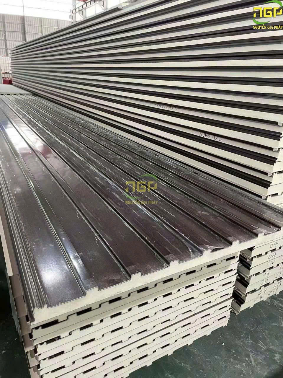 lợp mái nhôm hợp kim lõi pu